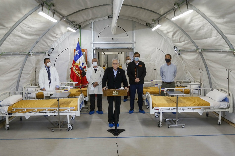 Sebastian Pinera (M), Präsident von Chile, spricht bei der Einweihung einer provisorischen Klinik in Santiago de Chile.