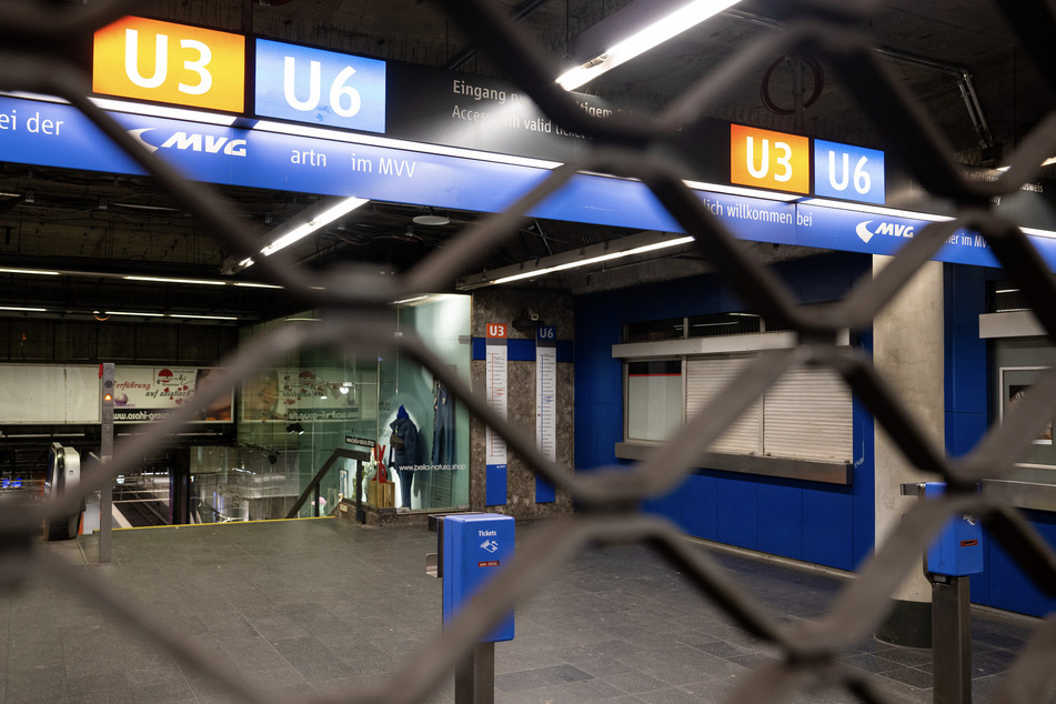 Ein Gitter versperrt den Zugang zur Münchner U-Bahn-Station "Giselastraße" in Schwabing.