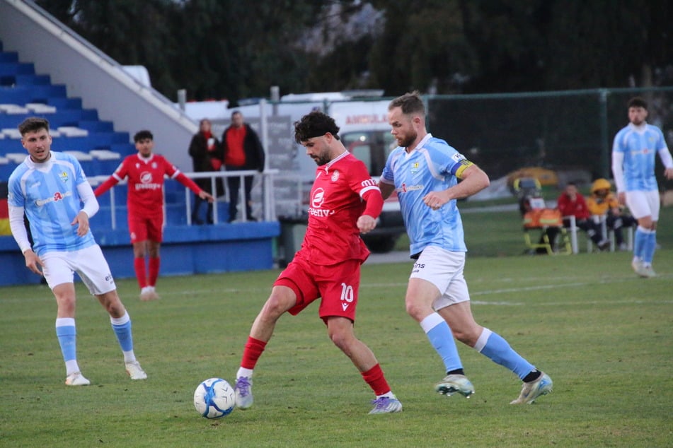 Kapitän Tobias Müller attackiert einen Wuppertaler Spieler.