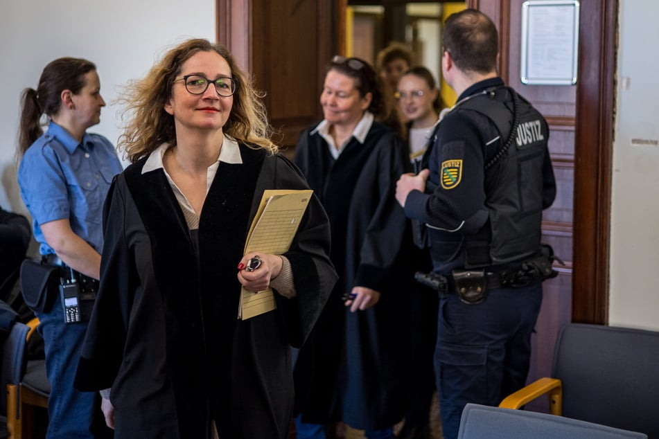 Die Vorsitzende Richterin Antje Schiller betritt mit ihrer Strafkammer den Gerichtssaal. Am Freitag ließ sie den XXL-Prozess um den erstochenen Libyer platzen, weil eine Beisitzerin in den Mutterschutz geht.