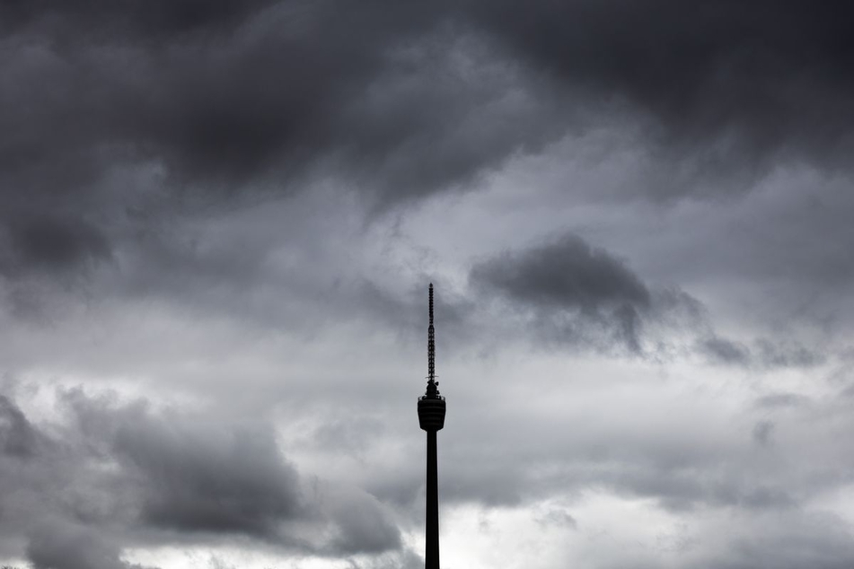 Zum Ende des Wochenendes ziehen dichte Gewitterwolken auf. (Symbolfoto)