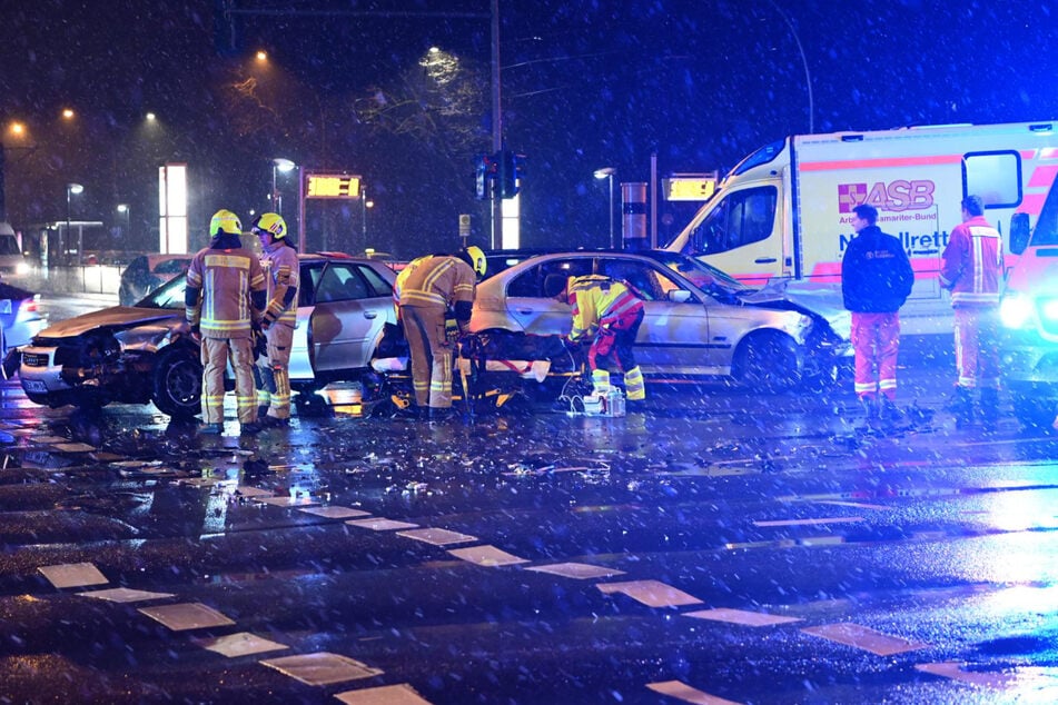 Kreuzungs-Crash in Lichtenberg: Autofahrer erfasst Fußgänger