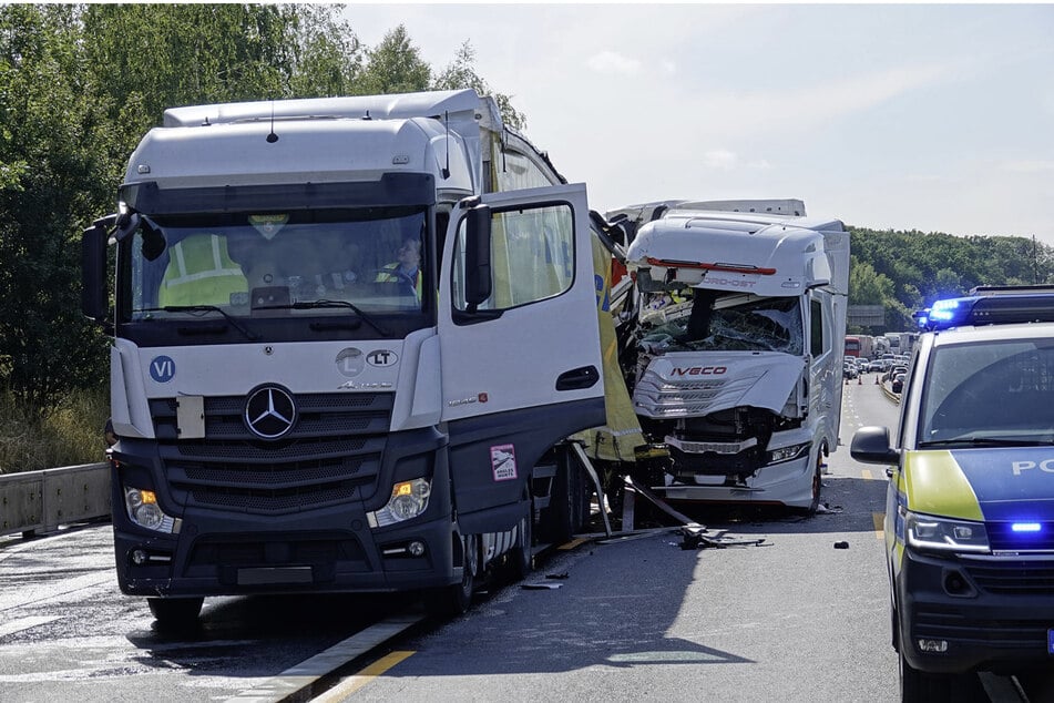 Am Mittwochnachmittag sind auf der A4 zwei Lastwagen kollidiert.
