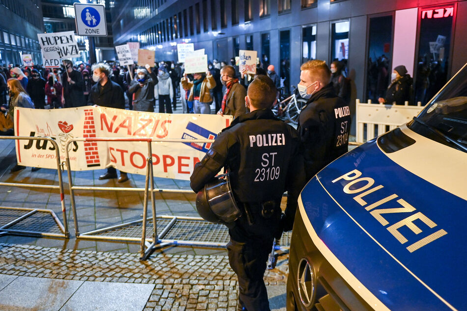 Polizisten beobachteten die Gegendemonstration von Halle gegen Rechts genau.