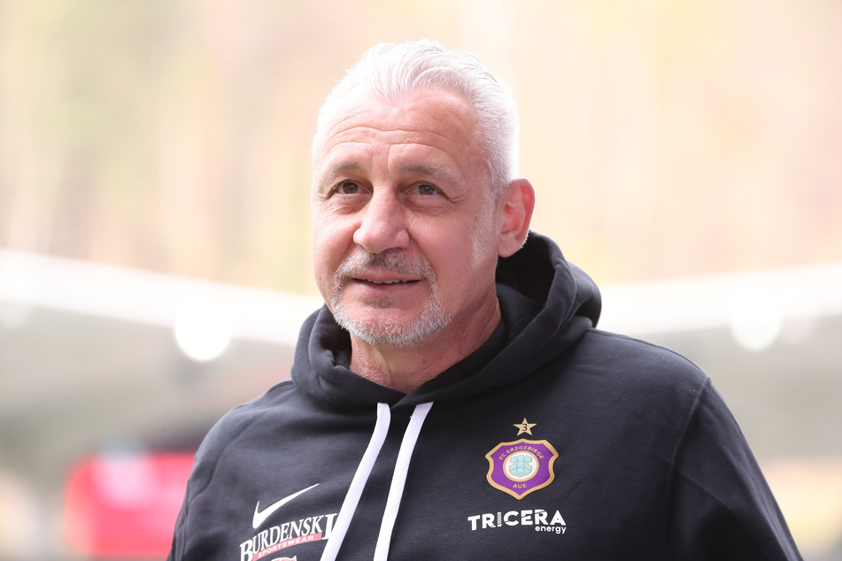 Sportchef Pavel Dotchev (56) glaubt nicht an einen Aufstieg des FC Erzgebirge Aue.