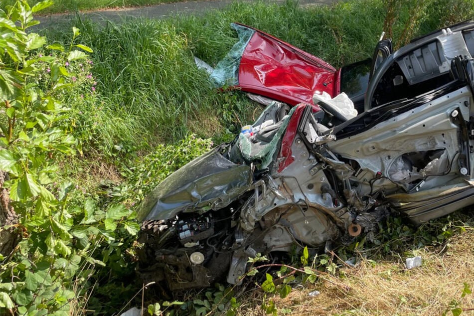 Frau bei Frontalcrash schwer verletzt, Feuerwehr entsetzt über "dutzende Gaffer"