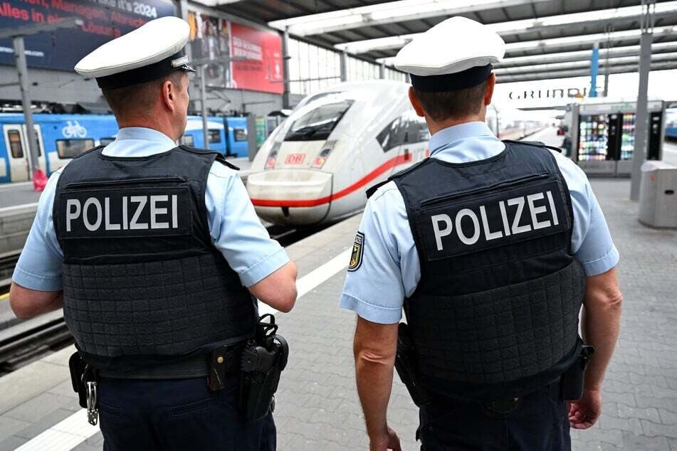 Mann greift Zugbegleiter im ICE an und zeigt Hitlergruß