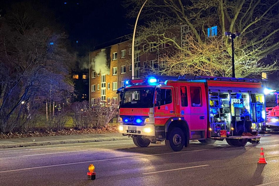 Die Hamburger Feuerwehr rettete fünf Personen aus dem Gebäude.