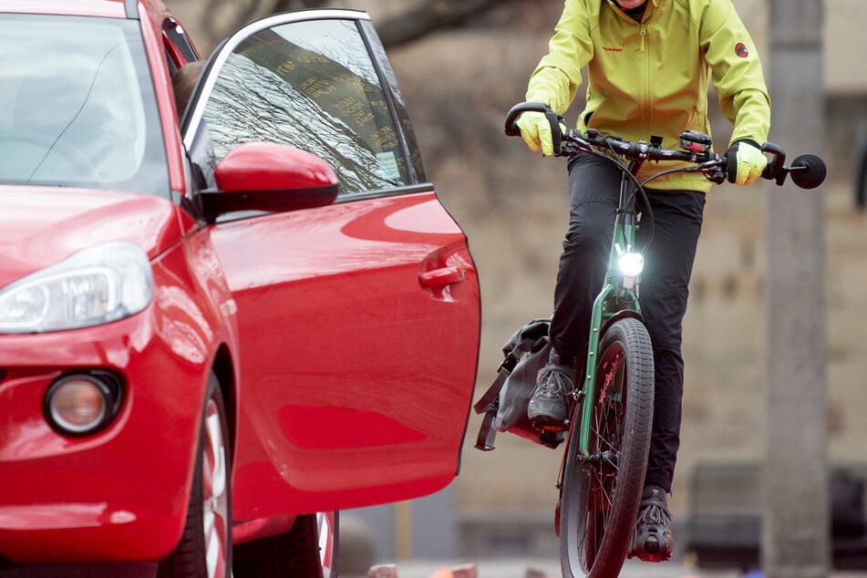Sogenannte "Dooring"-Unfälle treten immer wieder im Straßenverkehr auf. In Borna traf es nun einen 50-Jährigen, der mit seinem Rad unterwegs war. (Symbolbild)