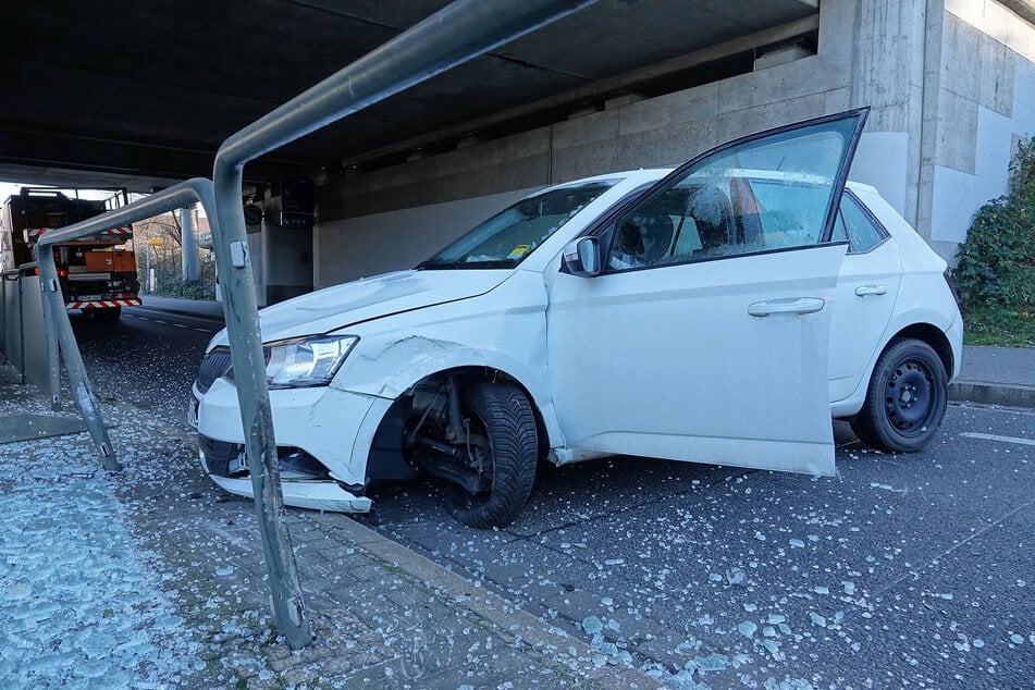 Beim Unfall entstand ein erheblicher Schaden am Auto - der Absperrung erging es nicht besser.