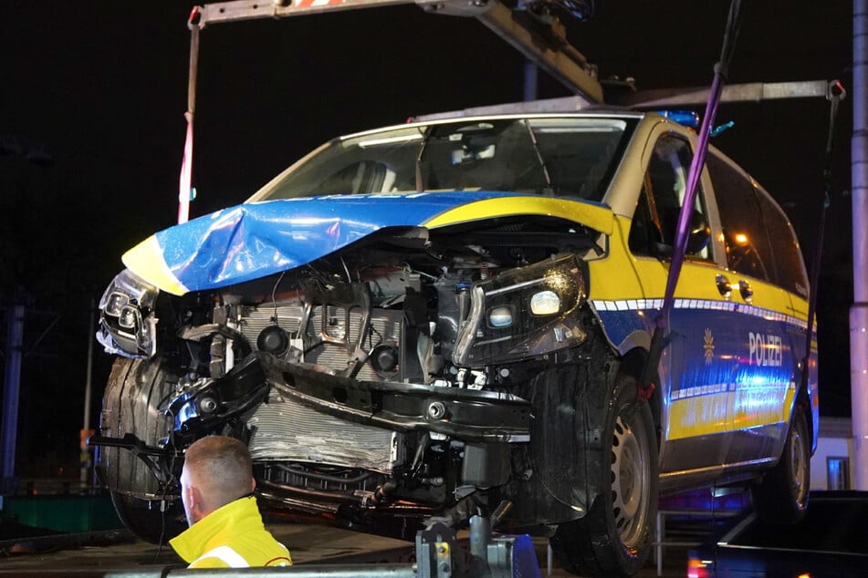 Der Polizeiwagen musste am Donnerstagabend abgeschleppt werden.