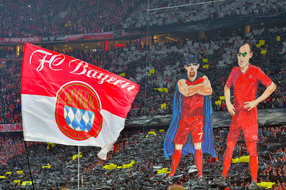 Franck Ribery als "Badman" (l.) und Arjen Robben als "Robin" als überdimensionale Figuren werden vom Fanblock des FC Bayern München während einer Fan-Choreographie vor Spielbeginn in der Südkurve präsentiert.