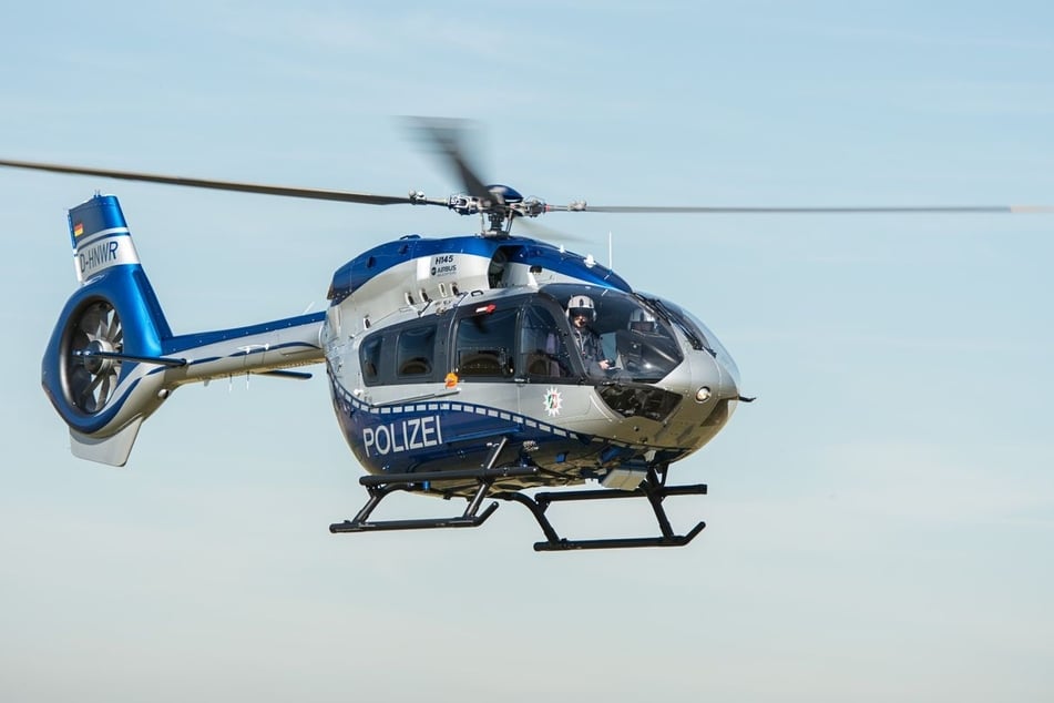 Ein Polizeihubschrauber entdeckte das Fluchtfahrzeug schließlich an einer Bushaltestelle in Ratingen. (Symbolfoto)