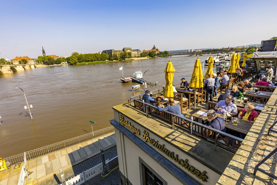 Von der Brühlschen Terrasse erhaschen Touristen und Einheimische einen idealen Blick auf Dresdens derzeitige "Problemzone".