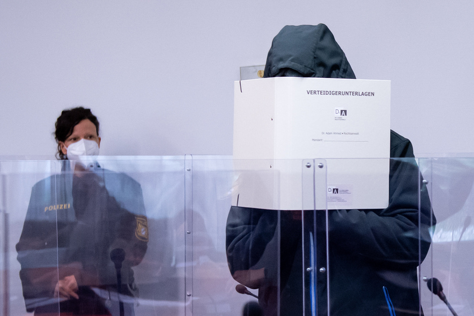 Bei dem Angeklagten (r.) handelt es sich um einen wegen mehrerer Sexualdelikte vorbestraften Mann.