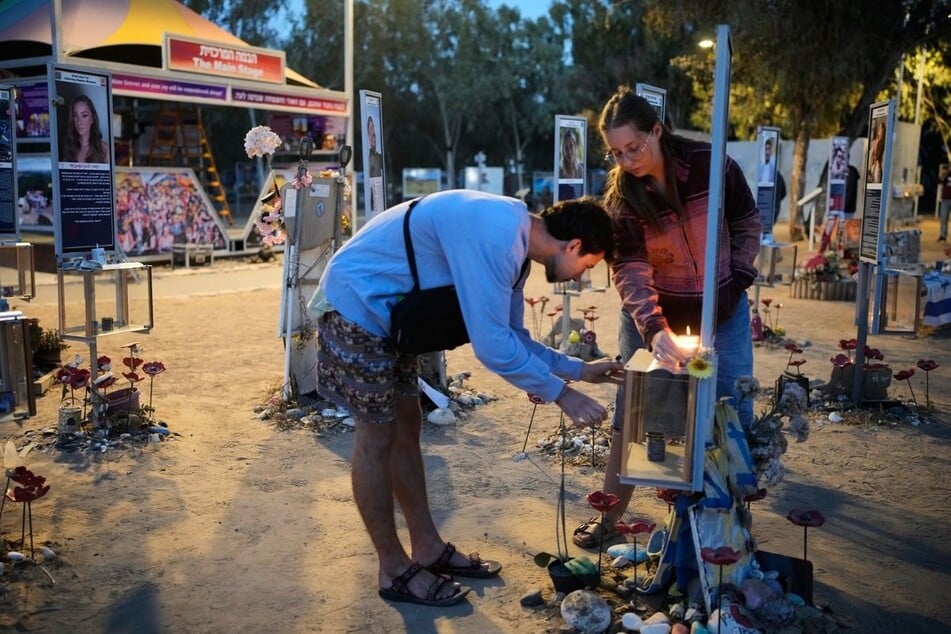 Auch drei Jahre nach dem Hamas-Massaker in Israel gibt es keine staatliche Untersuchung zu der Frage, wie es zu dem Überfall kommen konnte. Demonstranten protestieren am Jahrestag.