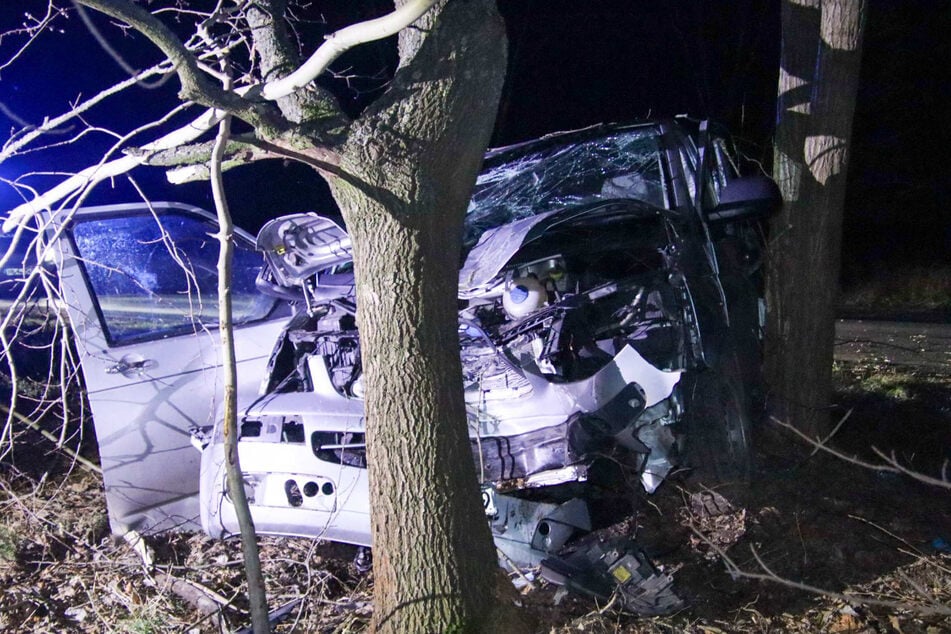 Der Fahrer konnte sich nicht eigenständig aus dem Wagen befreien und musste daher auf die Feuerwehr warten.