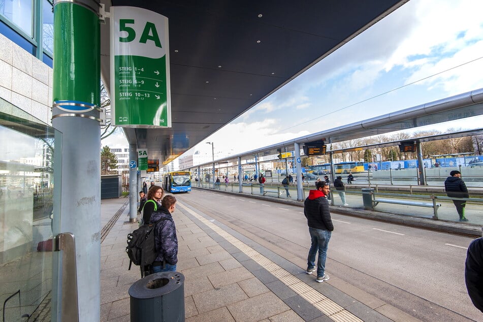 Am Steig 5A an der Zenti hängt das neue Hinweisschild, das den Fahrgästen mehr Orientierung bieten soll.