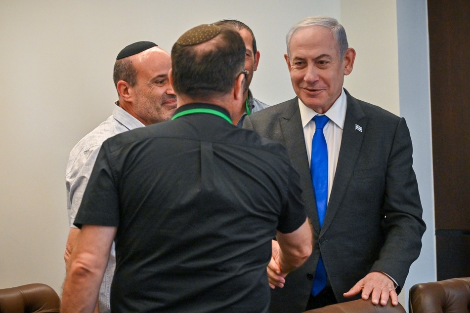 Israels Ministerpräsident Benjamin Netanjahu (74) traf sich am Dienstag mit Vertretern der Familien von Geiseln und Hinterbliebenen aus dem Forum für Heldentum und dem Forum für Hoffnung.