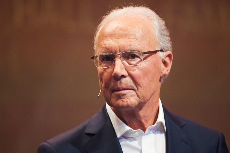 "Kaiser" Franz Beckenbauer möchte den Triple-Trainer Flick lange beim FC Bayern wissen. (Archiv)