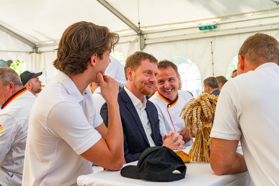 Ministerpräsident Michael Kretschmer (49, CDU) wurde von Bäckern und Mühlen-Mitarbeitern umringt.