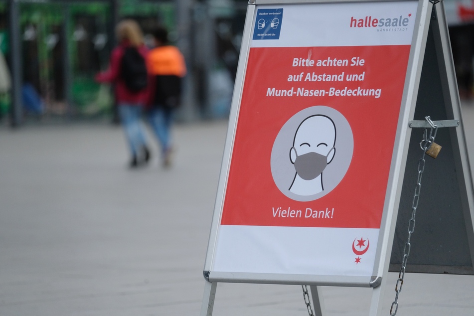 Ein Schild weist in Halle (Saale) auf die Einhaltung der Hygienevorschriften hin. In Sachsen-Anhalt werden am Dienstag erneut die Corona-Regeln vor dem Verfassungsgericht verhandelt.