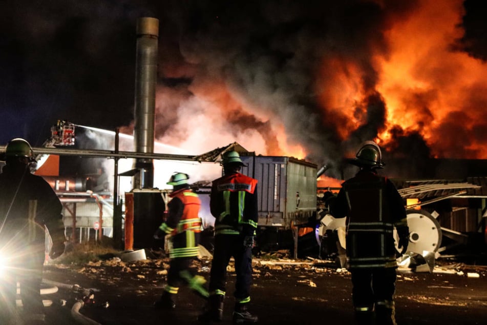 Großbrand in Tapetenfabrik bei Marburg: drei Verletzte, 250 Feuerwehrleute im Einsatz