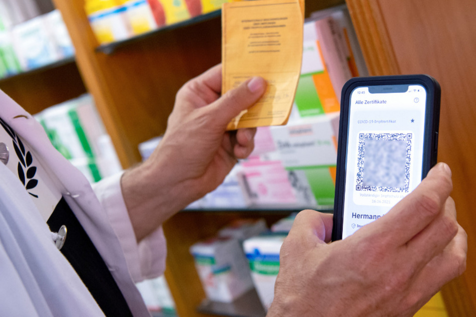 Apotheken-Mitarbeiter erkennt falschen Impfpass und sorgt für Polizei-Großrazzia