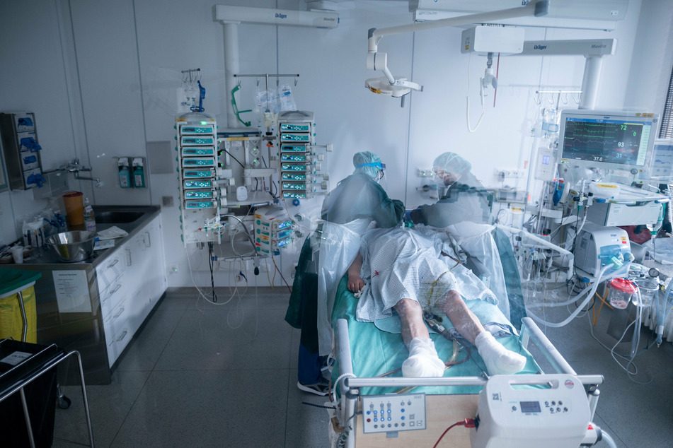 Die Deutsche Interdisziplinäre Vereinigung für Intensiv- und Notfallmedizin (DIVI) verlangte, dass in Corona-Hotspots alle verschiebbaren medizinischen Eingriffe in Krankenhäusern abgesagt werden. (Symbolbild)