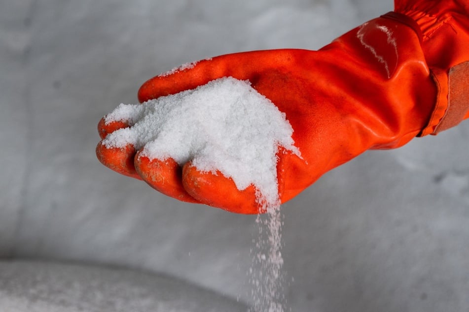 Streusalz ist derzeit Mangelware. Erste Kommunen haben nicht mehr genug auf Lager.