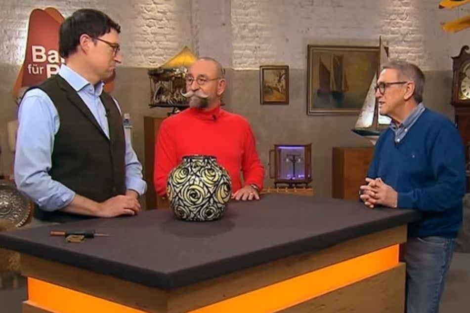 Franz-Josef Noll (r.) aus Koblenz bietet bei "Bares für Rares" eine alte Jugendstil-Vase zum Verkauf an.