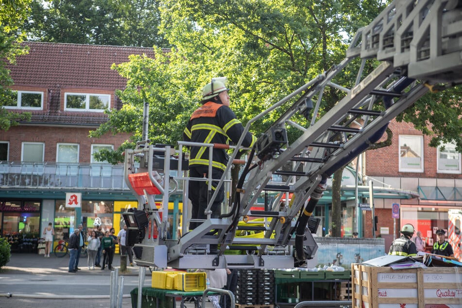 Während der Löscharbeiten war die Lohkampstraße vollständig gesperrt.