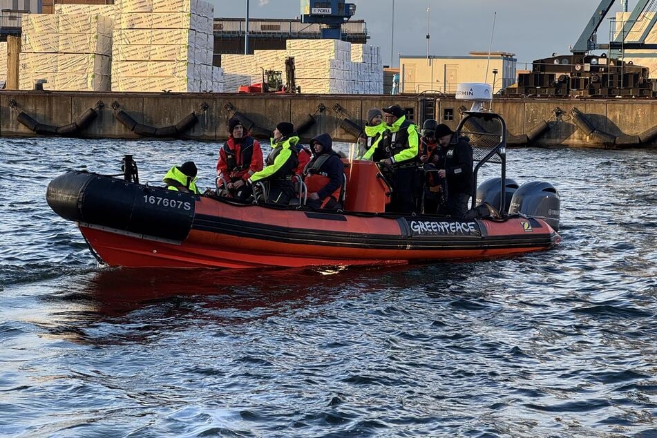 Die Experten sind unterwegs zu der zweiten Rettungsaktion, um den gestrandeten Wal zu helfen.