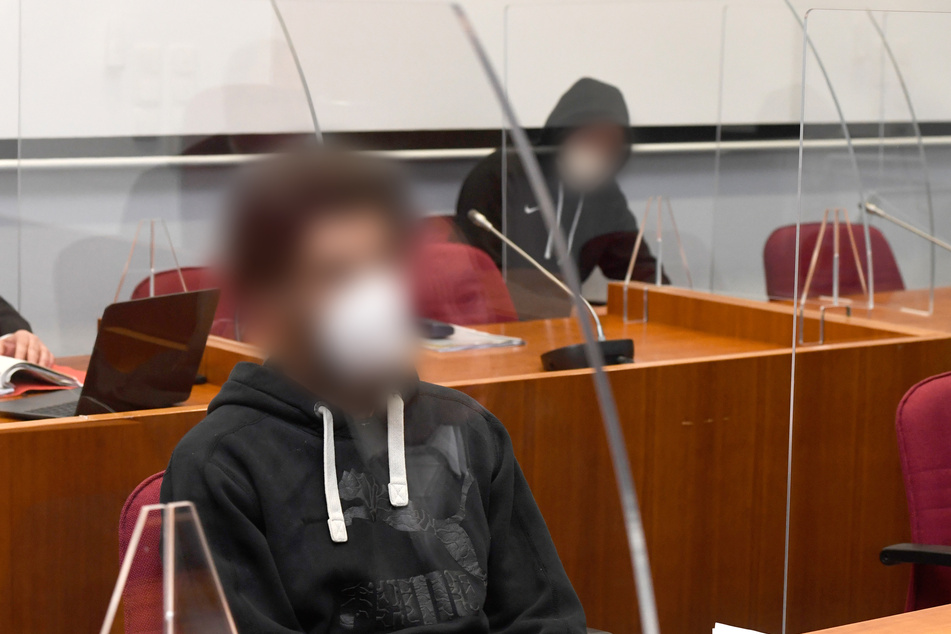 Die beiden Angeklagten sollen in einem Flüchtlingsheim in Lohmar einen Nordafrikaner mehrere Stunden gefoltert und dann ermordet haben.