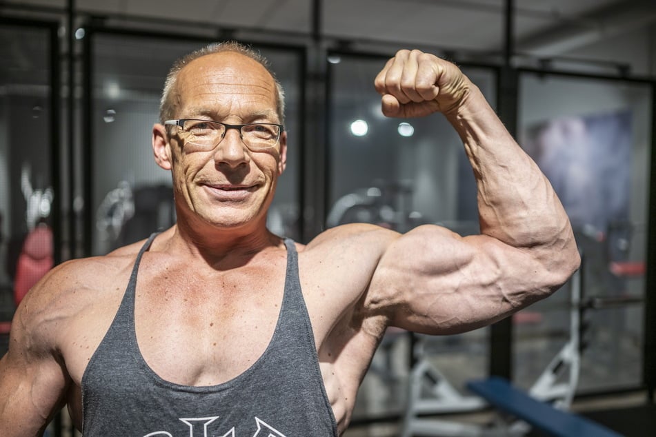 Seine Muskeln formt Jens Berthold (53) mit hartem Training und strenger Diät.