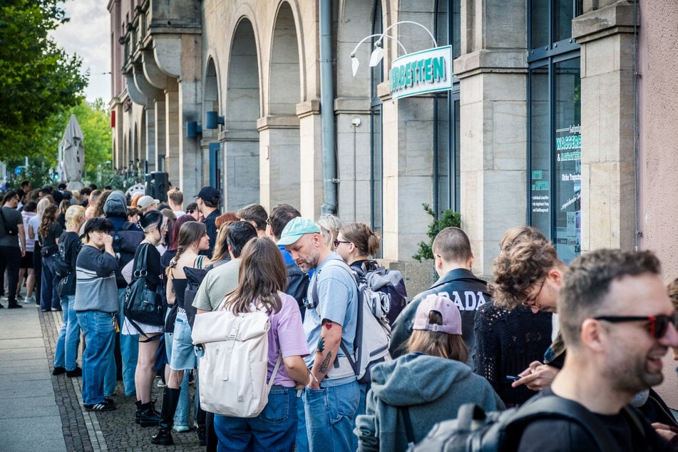 Großer Andrang auf der Karl-Liebknecht-Straße: Neugierige Leipziger standen meterlang Schlange.