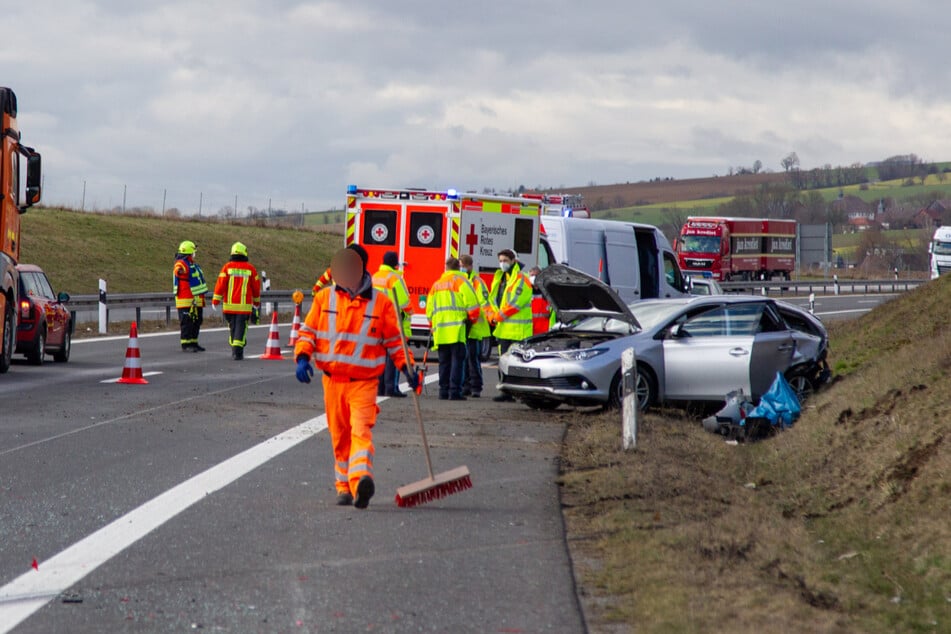 Unfall A73: Schwerer Unfall: Transporter kracht in Auto mit Kindern (7, 9) an Bord!