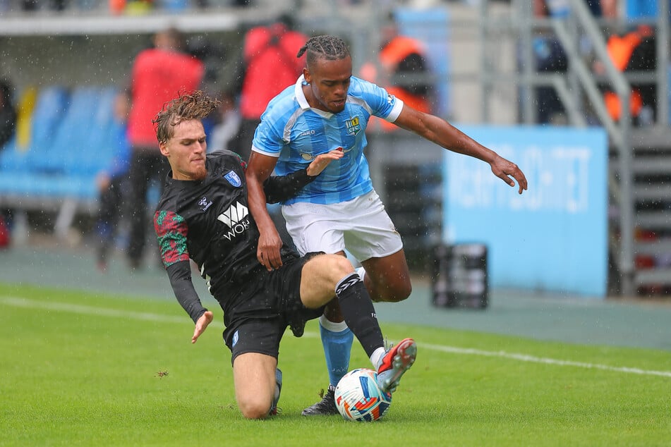 Martial Ekui (21, r.) stand auch gegen Magdeburg in der Startelf, bereitete einen Treffer vor.