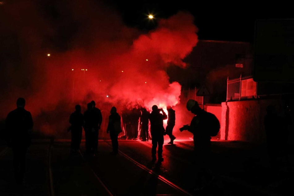 Am Samstag ist es den dritten Abend in Folge zu Ausschreitungen in Leipzig gekommen. In Connewitz wurde eine Demo bereits nach wenigen Metern aufgelöst, nachdem es aus der Versammlung erneut zu Steinwürfen gekommen war.