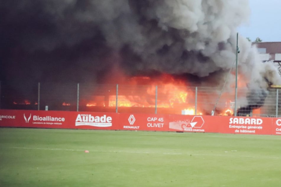 Während der Partie in Frankreich am Freitagabend hüllte ein Brand das Stadion in dunklen Rauch.