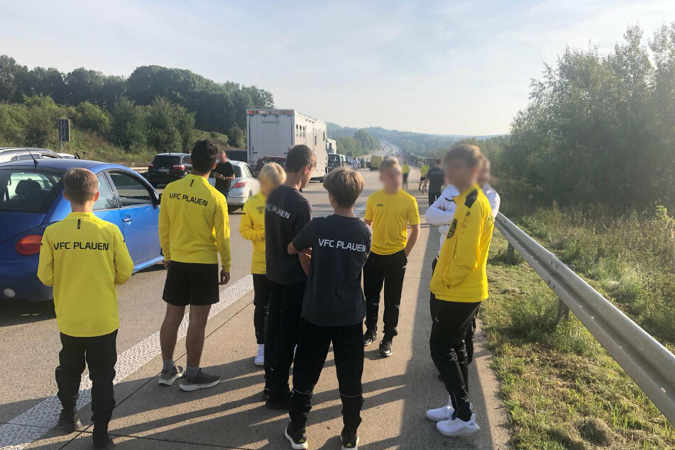 Im Stau standen auch viele Nachwuchsteams aus den Erzgebirge und Vogtland auf dem Weg zu ihren Punktspielen im Raum Dresden - hier die C-Junioren des VFC Plauen.