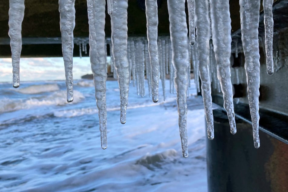 Menschen in Norddeutschland müssen sich auf eisige Kälte und starken Wind gefasst machen.