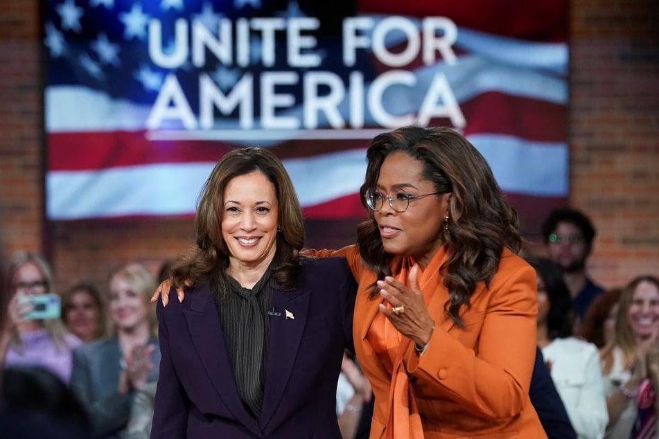 Democratic presidential nominee Kamala Harris (l.) and Oprah Winfrey attend a "Unite for America" campaign event in Detroit, Michigan.