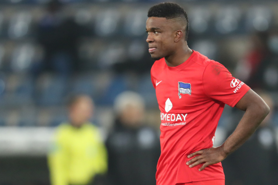 Herthas Jhon Cordoba steht nach der Niederlage enttäuscht auf dem Platz.