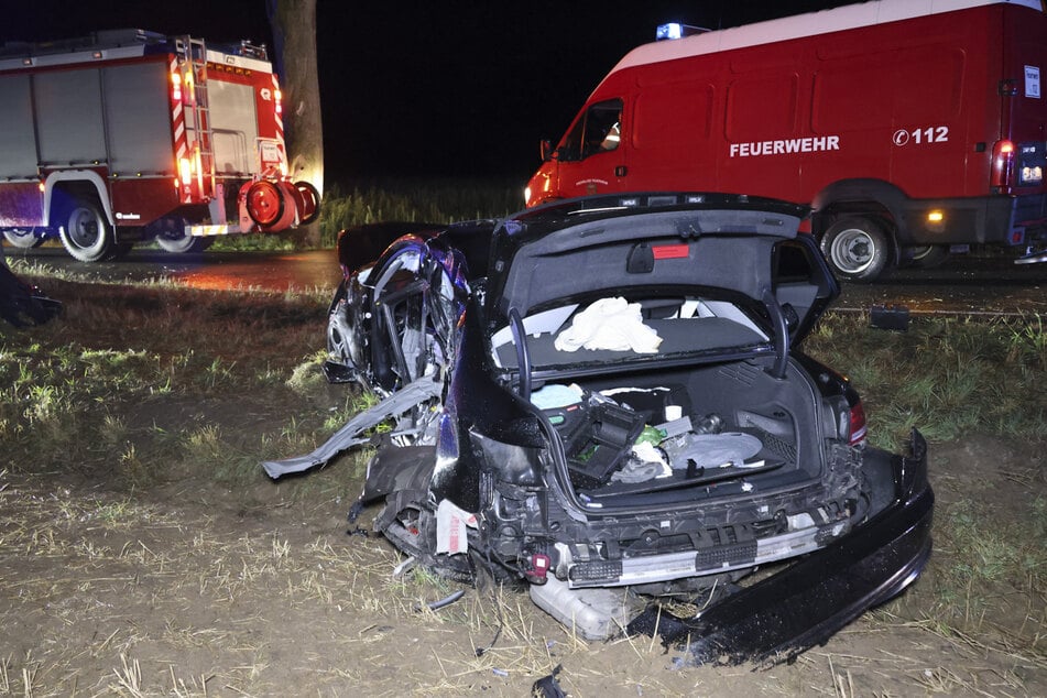 Ein Audi landete am späten Freitagabend nach der seitlichen Kollision mit einem Baum schwer beschädigt auf einem angrenzenden Feld.
