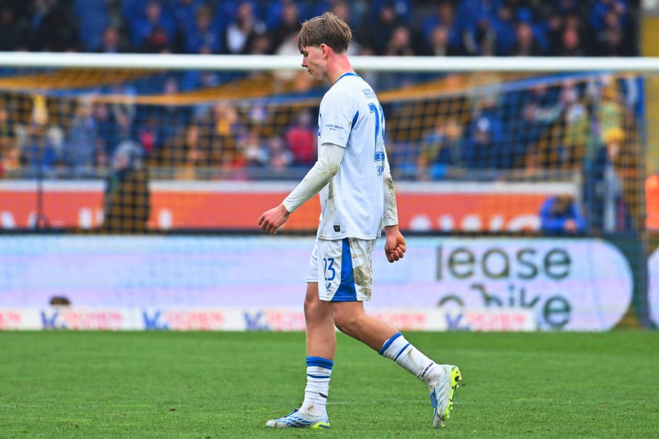 Kennet Eichhorn (16) wurde nach seinem Platzverweis von seinem Coach in Schutz genommen.