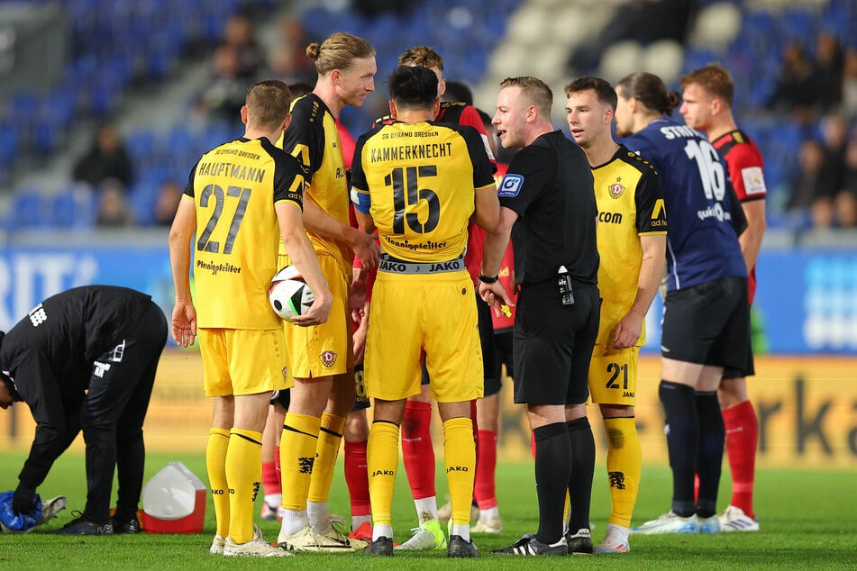 Für Diskussionen auf dem Platz sorgte der Platzverweis von Schiedsrichter Lars Erbst (30).