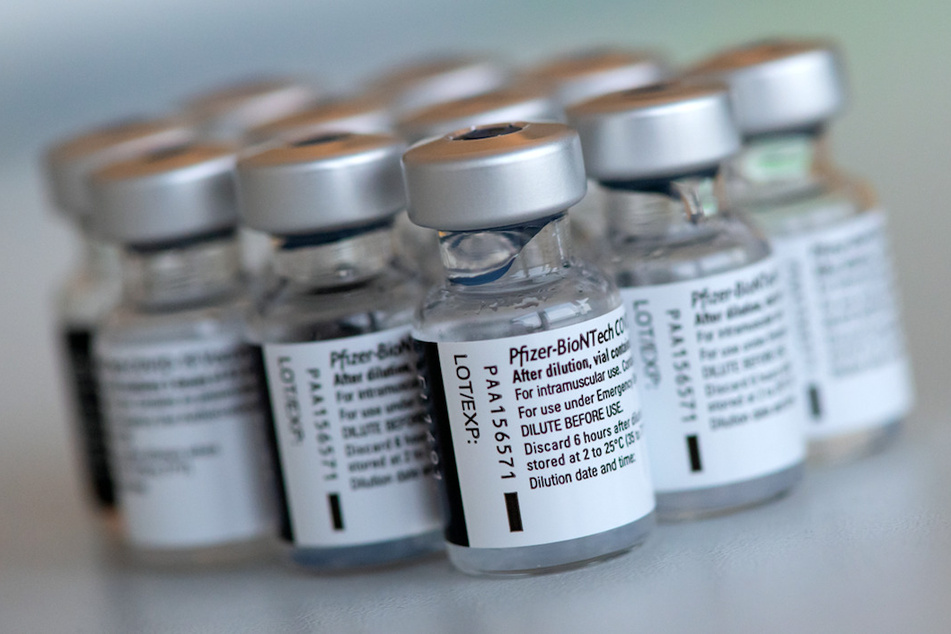 Leere Ampullen des Impfstoffs von Biontech/Pfizer gegen das Corona-Virus SARS-CoV-2 stehen in einem Impfzentrum.