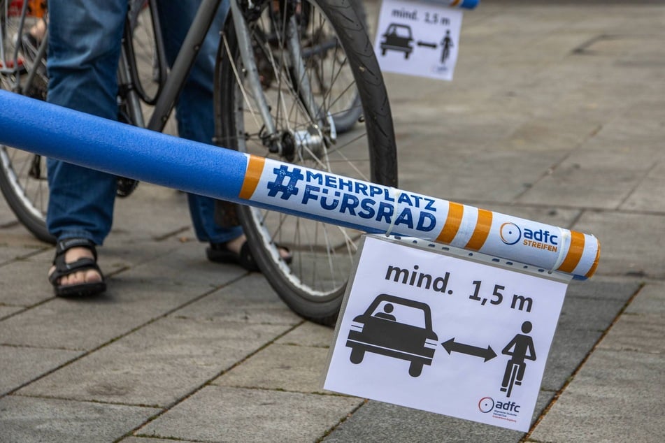 Mit der Demo wollen Radler auf den Sicherheitsabstand von 1,5 Metern aufmerksam machen, den Autofahrer einhalten sollten.