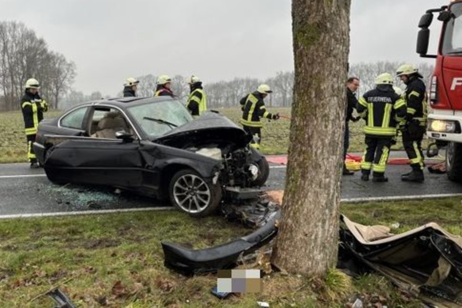 Aus bisher noch ungeklärter Ursache fuhr ein BMW-Fahrer (49) am Sonntagvormittag gegen einen Baum.
